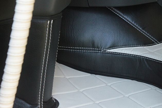 Handgefertigte TEPPICHFUSSMATTE VOLVO FH4 FH5 LEDER BEIGE Fußmatten Teppich Komplettset Leder Beige Komplettset mit Türverkleidungsgriff Starterset