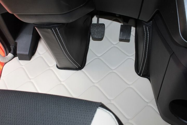 Handgefertigter Mercedes Actros MP4 Fußmatten Teppich Komplettset Leder Beige Komplettset mit Türverkleidungsgriff Starterset
