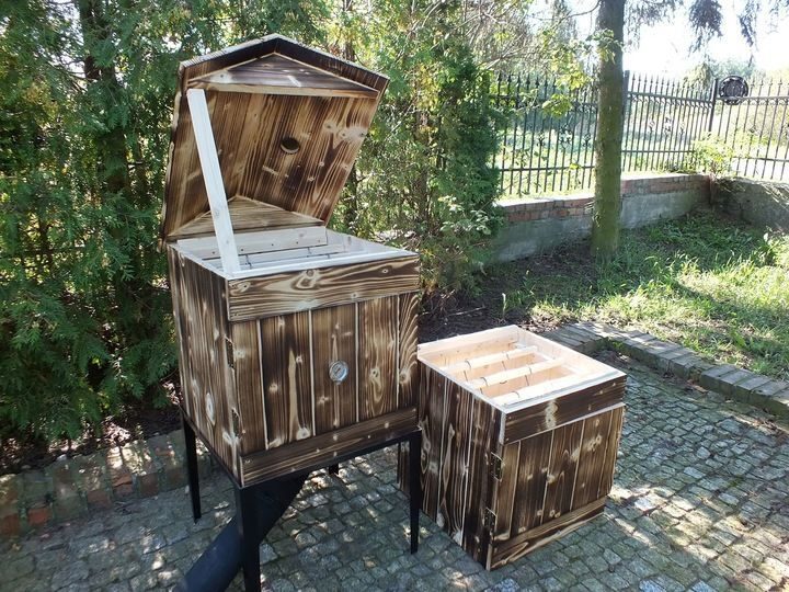Zestaw wędzarni grillowej Wędzarnia XXXL GARDEN w zestawie składającym się z haków paleniskowych, rur itp. wykonanych z drewna. Ręcznie wykonany projekt 6