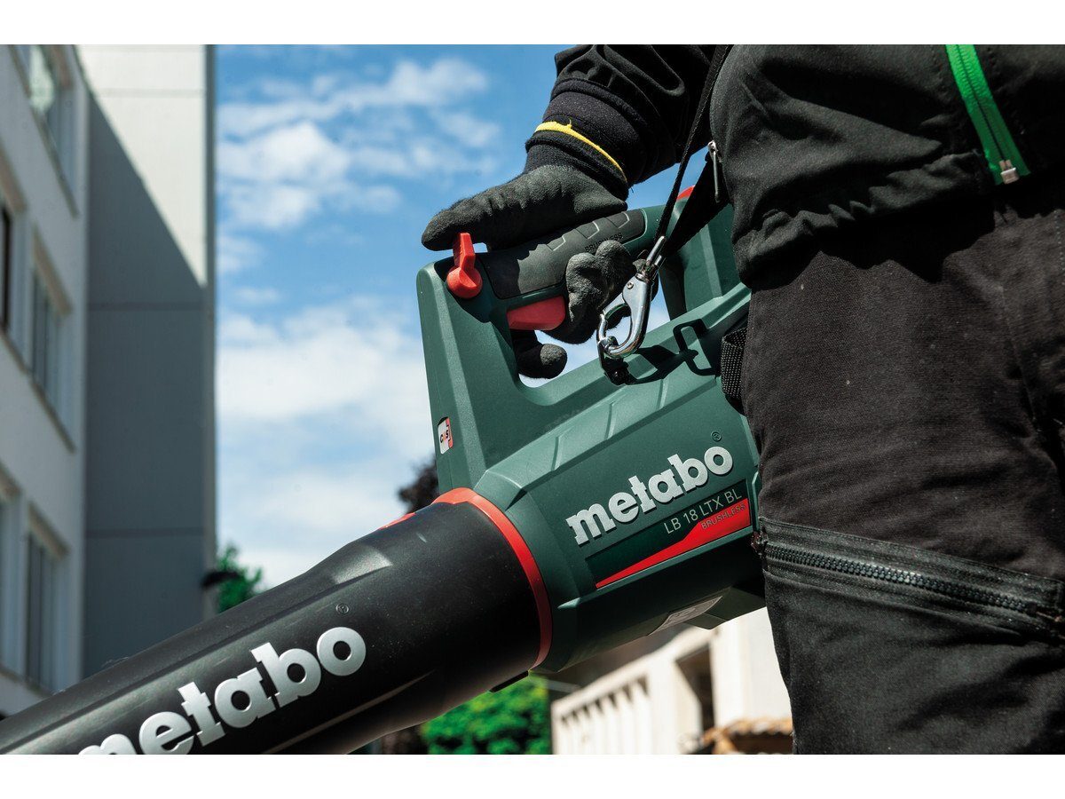 #TAGESDEAL# Metabo Akku-Laubbläser LB 18 LTX BL 18V, 150 km/h Luftgeschwindigkeit, bürstenlos (inkl. Tragegurt, gummierter Griff, Akkus und Ladegerät)