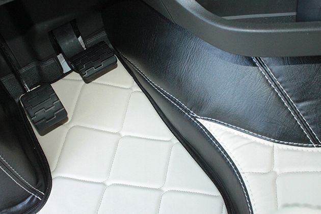 Handgefertigte TEPPICHFUSSMATTE VOLVO FH4 FH5 LEDER BEIGE Fußmatten Teppich Komplettset Leder Beige Komplettset mit Türverkleidungsgriff Starterset
