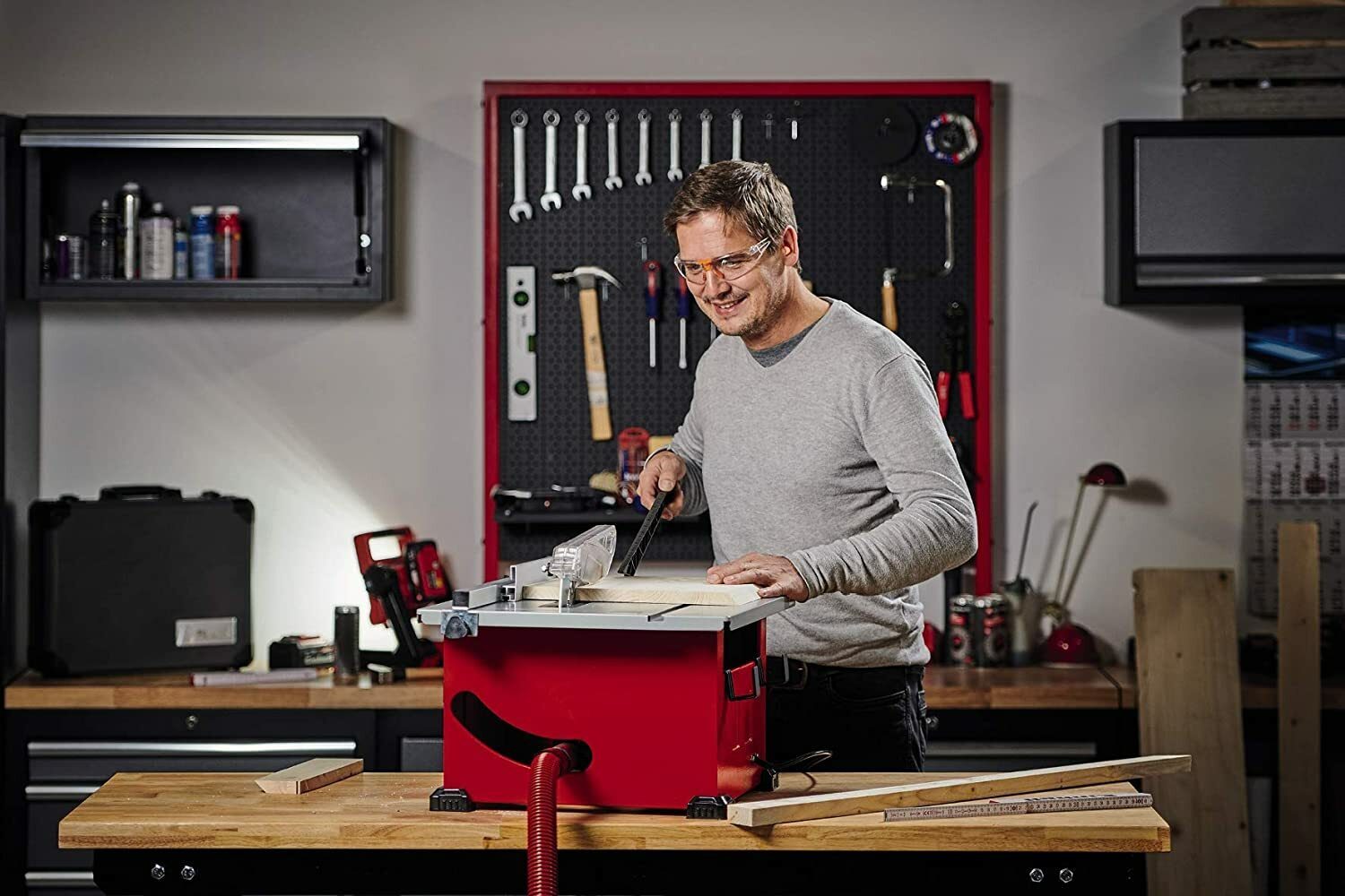 Einhell Tischkreissäge TC-TS 210 (max. 1200 W, Ø 210 x 30 Sägeblatt, Überlastschalter, Parallelanschlag mit Klemme, Winkelanschlag +/- 60°, Sägeblatt höhenverstellbar + neigbar 45°, Absaugadapter)