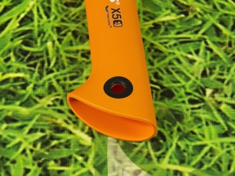 Coffret cadeau extérieur scie à élaguer Xtract + pioche X5 + gants Fiskars 10761 AX