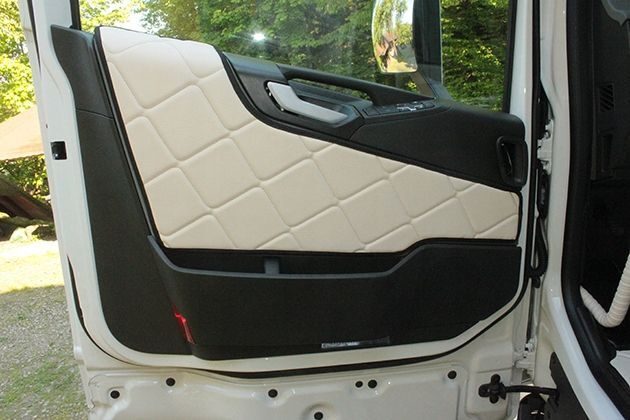 Handgefertigte TEPPICHFUSSMATTE VOLVO FH4 FH5 LEDER BEIGE Fußmatten Teppich Komplettset Leder Beige Komplettset mit Türverkleidungsgriff Starterset