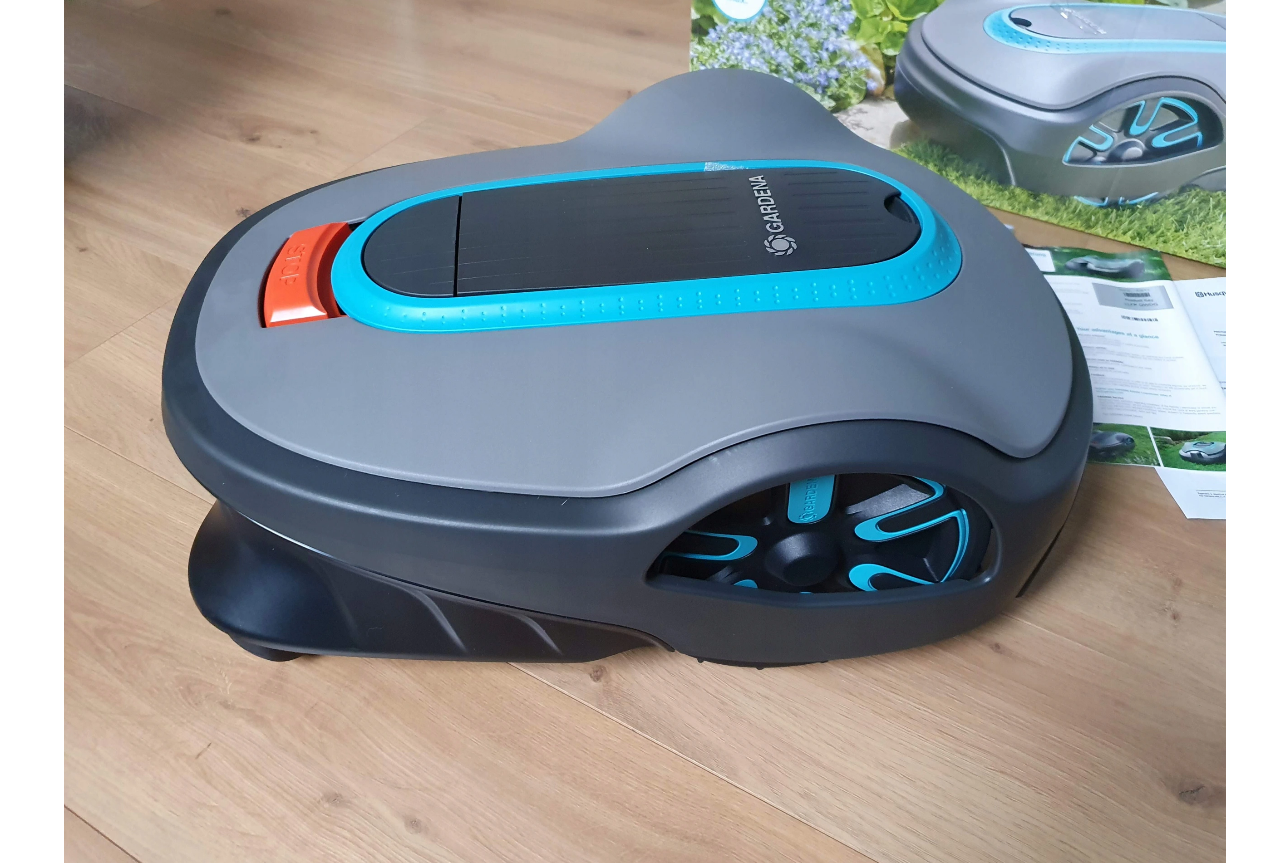 Gardena SILENO life: Mähroboter für Rasenflächen bis 750 m², Bluetooth-App bedienbar, Easy-Passage-Funktion, mit 57 db(A) sehr leise, Steigungen bis zu 35 Prozent, mäht bei jedem Wetter (15101-20)