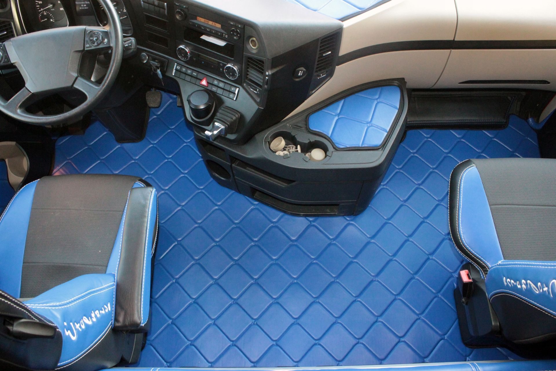 Handgefertigter Mercedes Actros MP4 Fußmatten Teppich Komplettset Leder Blau Komplettset mit Türverkleidungsgriff Starterset
