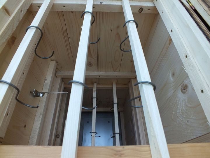 Zestaw wędzarni grillowej Wędzarnia XXXL GARDEN w zestawie składającym się z haków paleniskowych, rur itp. wykonanych z drewna. Ręcznie wykonany projekt 6