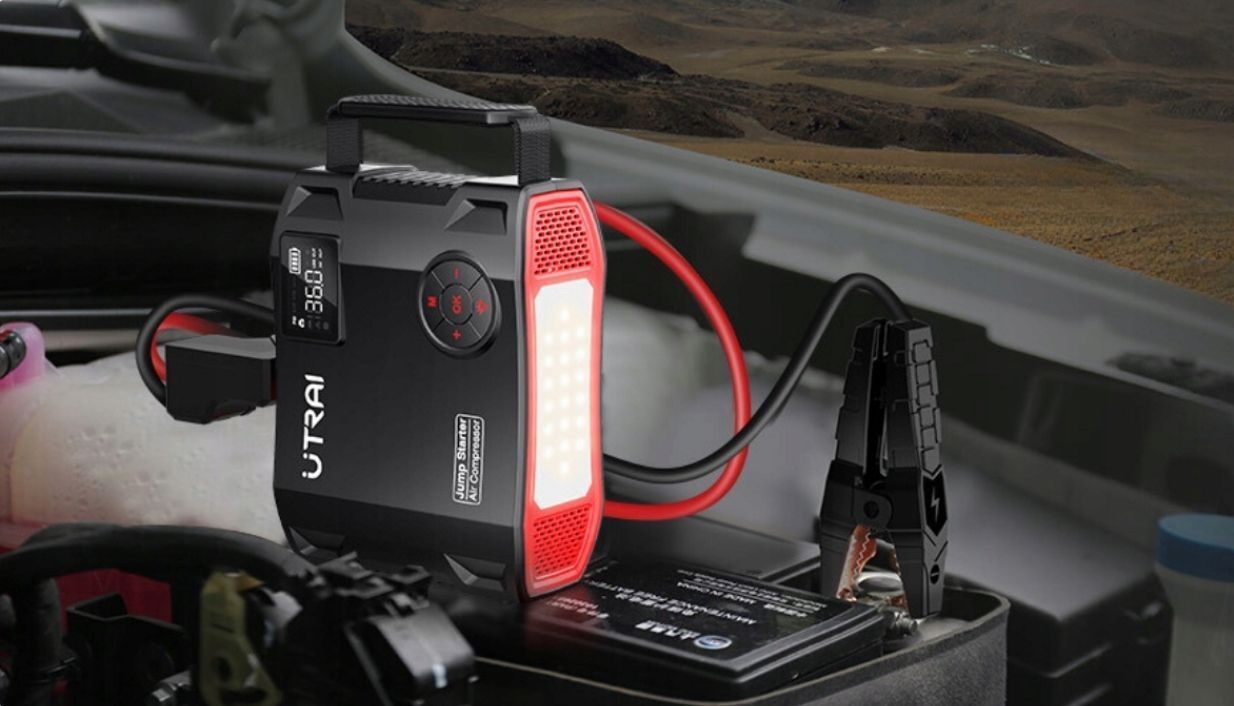 Utrai Autoreifenfüller, 2000 A Spitzenleistung, 24000 mAh, tragbares Überbrückungskabel (bis zu 8 l Benzin oder 6,5 l Dieselmotor), Handy-Ladegerät mit Dual-Digital-Display, LED-Taschenlampe Modell 2024
