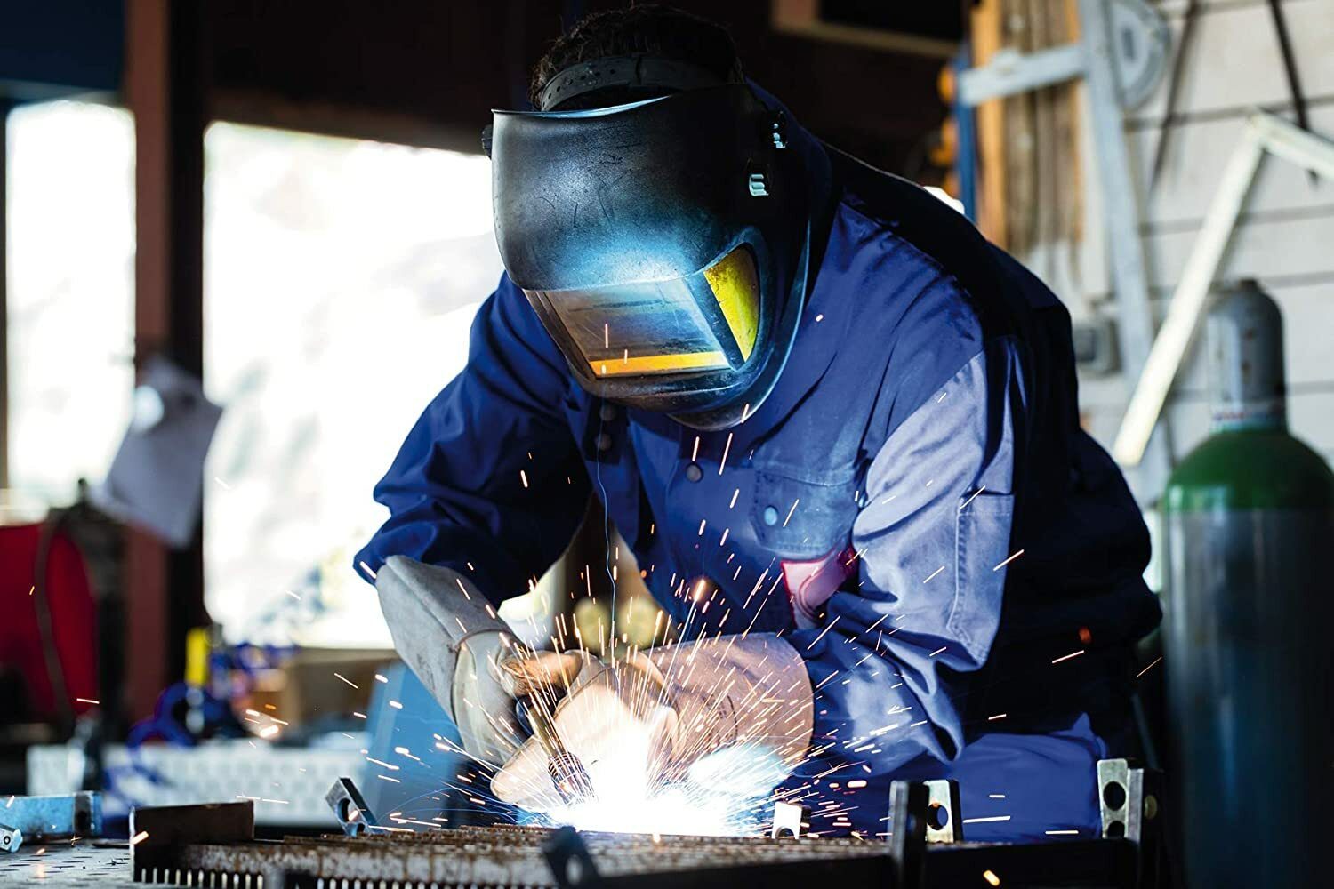 Spawarka drutem proszkowym Einhell TC-FW 100 (230 V, 45 - 90 A, bezstopniowy 2-rolkowy podajnik drutu, w komplecie pakiet węży, kabel uziemiający, młotek żużlowy, osłona spawalnicza)