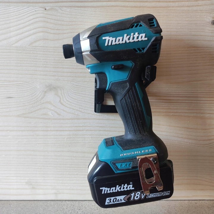 UNIWERSALNY DEWALT MAKITA YATO itp. UCHWYT NA NARZĘDZIA Uchwyt na maszynę montowany na ścianie UNIWERSALNY DEWALT MAKITA YATO itp. UCHWYT NA NARZĘDZIA Uchwyt na maszynę montowany na ścianie