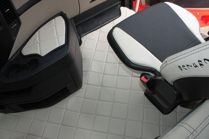 Handgefertigter Mercedes Actros MP4 Fußmatten Teppich Komplettset Leder Beige Komplettset mit Türverkleidungsgriff Starterset