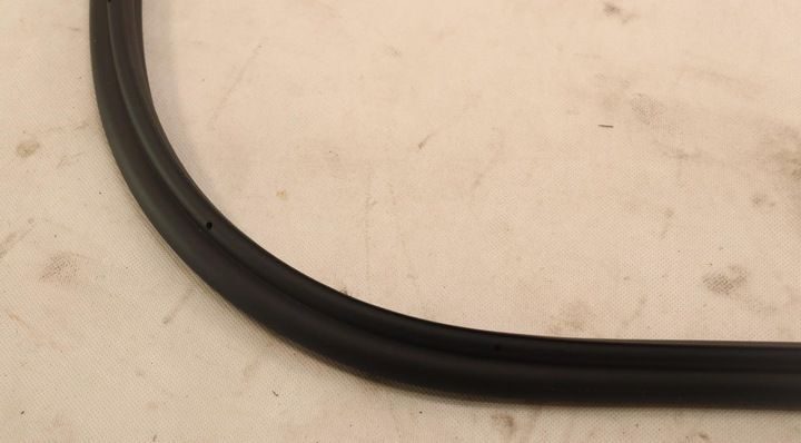 Oryginalna USZCZELKA KLAPY TYLNEJ TESLA MODEL 3 1091069-00-E