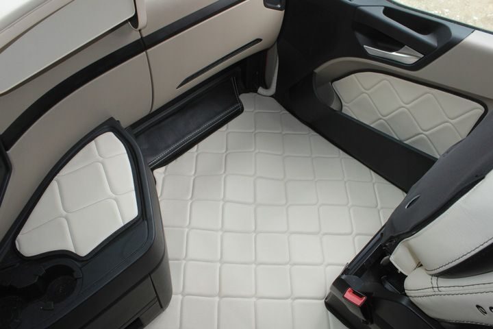 Handgefertigter Mercedes Actros MP4 Fußmatten Teppich Komplettset Leder Beige Komplettset mit Türverkleidungsgriff Starterset