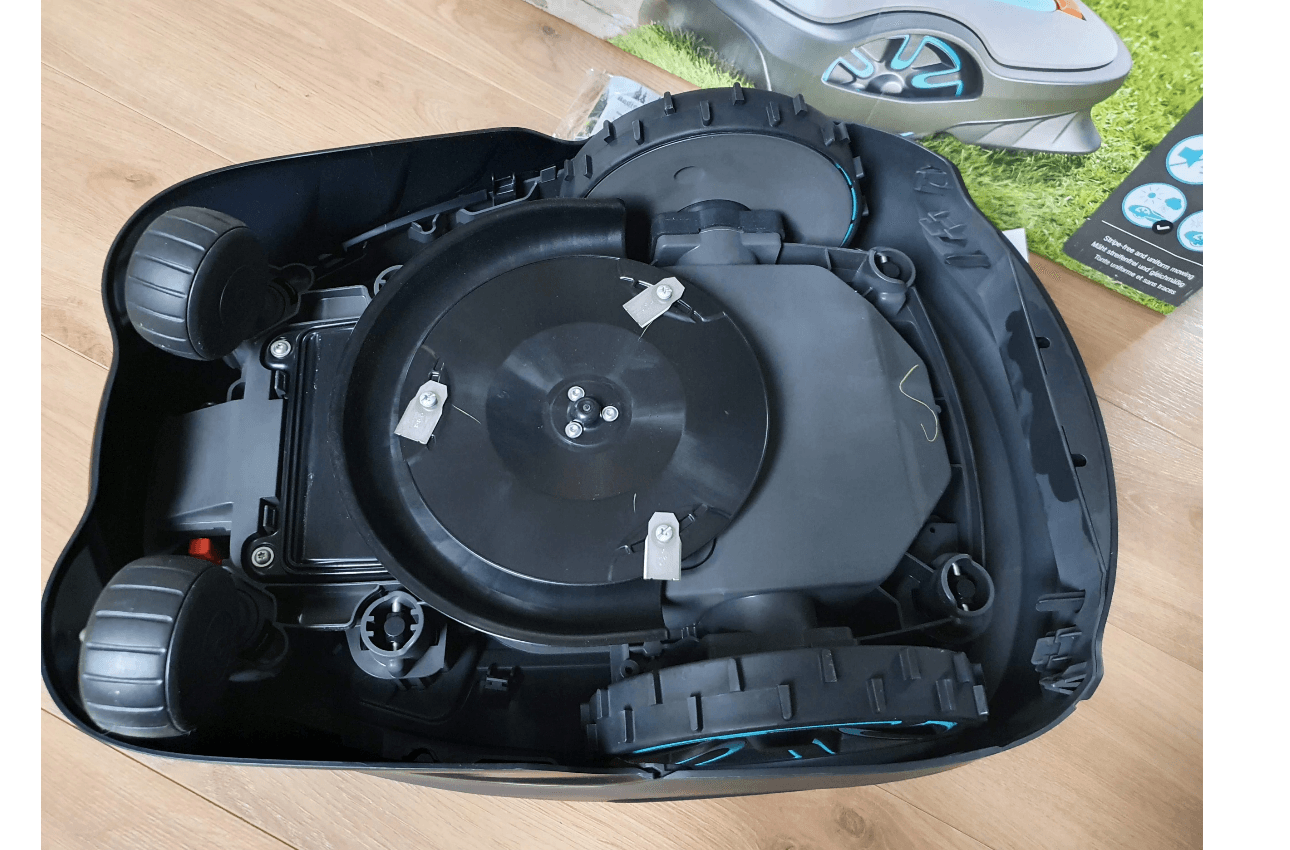 Gardena SILENO life: Mähroboter für Rasenflächen bis 750 m², Bluetooth-App bedienbar, Easy-Passage-Funktion, mit 57 db(A) sehr leise, Steigungen bis zu 35 Prozent, mäht bei jedem Wetter (15101-20)