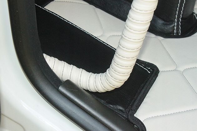 Handgefertigte TEPPICHFUSSMATTE VOLVO FH4 FH5 LEDER BEIGE Fußmatten Teppich Komplettset Leder Beige Komplettset mit Türverkleidungsgriff Starterset