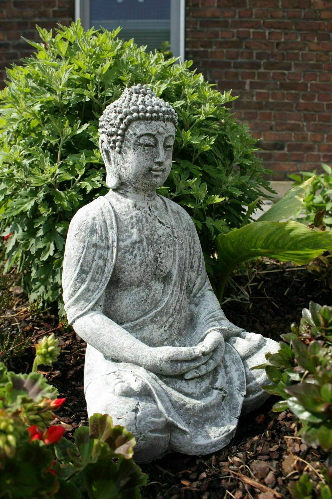 Decoratief stenen beeld grote Boeddha Shiva. Vorstbestendig tuindecoratief tuinfiguur van gietsteen