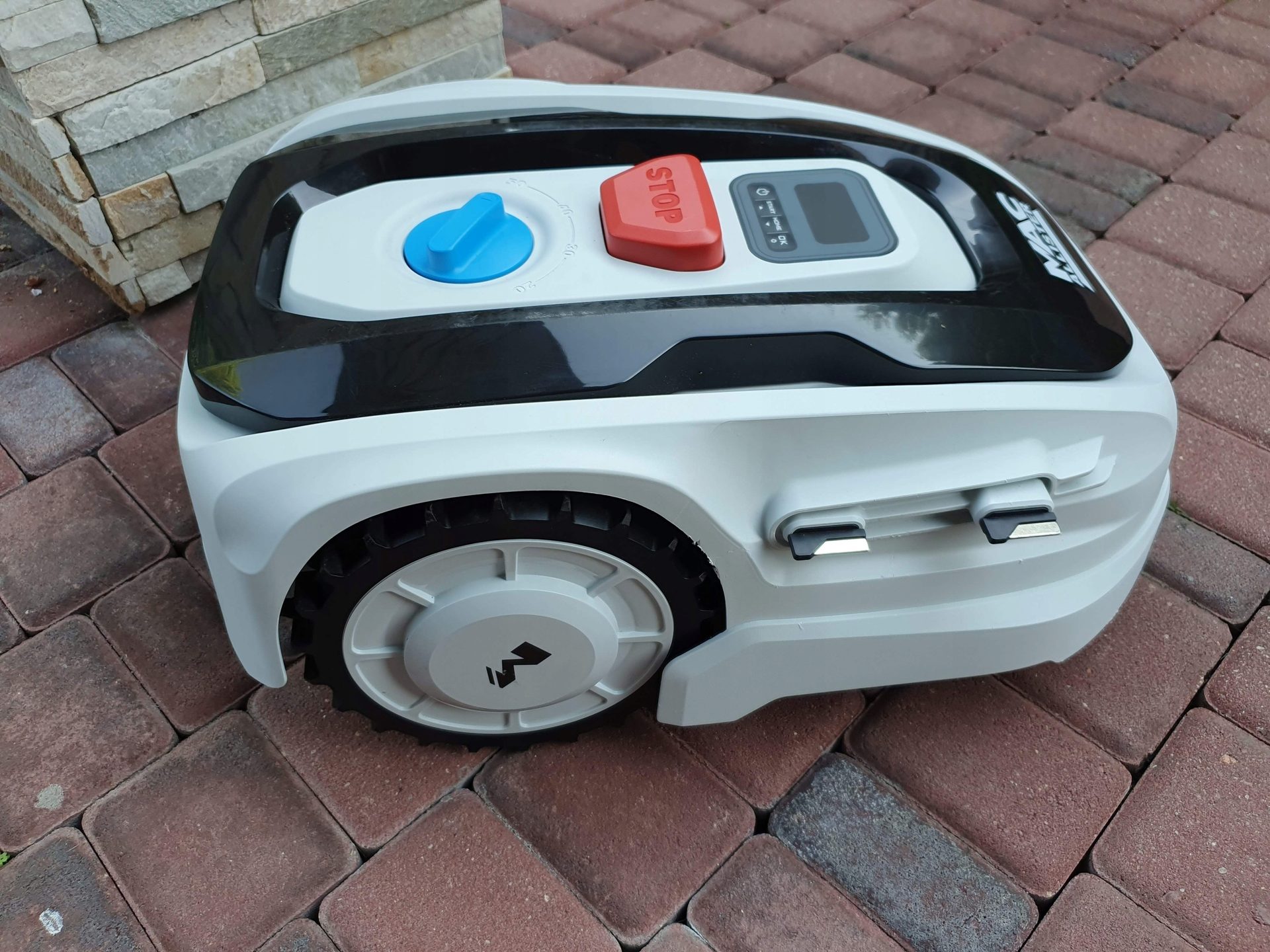 Robotic lawn mower MacAllister MRM250 (WORX S300)