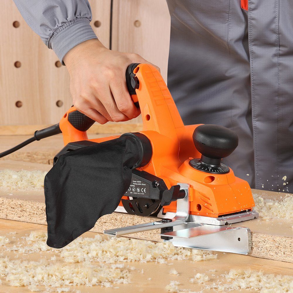 Raboteuse électrique 82 mm Largeur de coupe 900 W 14500 RPM Raboteuse à main pour bois avec profondeur de coupe réglable 2 lames pour le travail du bois Chanfreinage du bois Raboteuse DIY