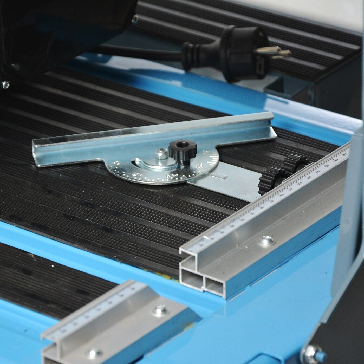 Radiale nattegelsnijder, tegelzaag, tegelsnijmachine, natzaagtafel