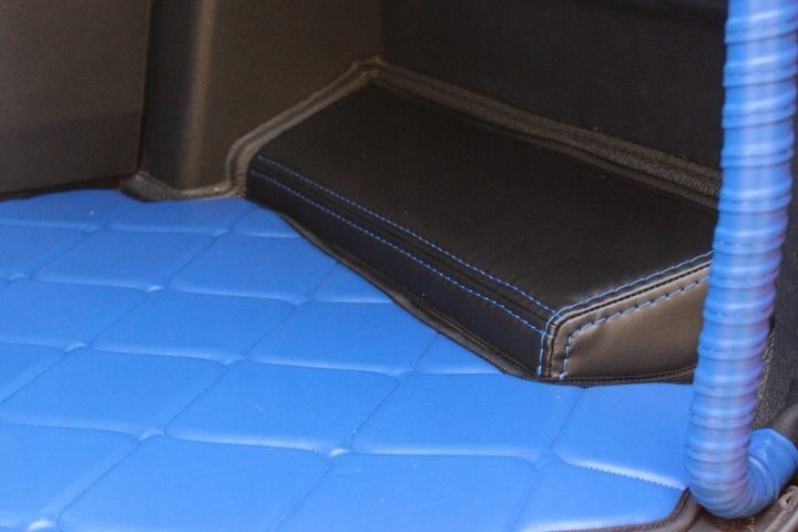 Handgefertigter Mercedes Actros MP4 Fußmatten Teppich Komplettset Leder Blau Komplettset mit Türverkleidungsgriff Starterset