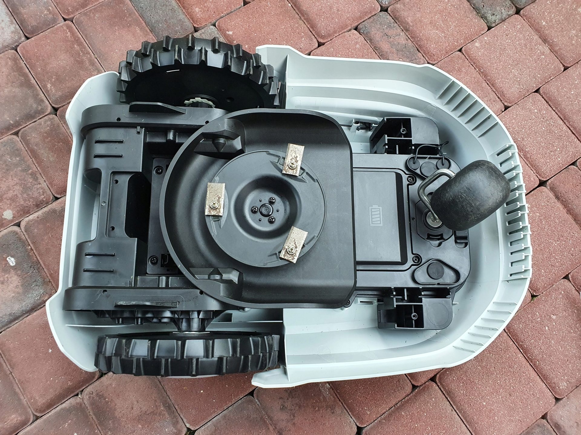 Robotic lawn mower MacAllister MRM250 (WORX S300)