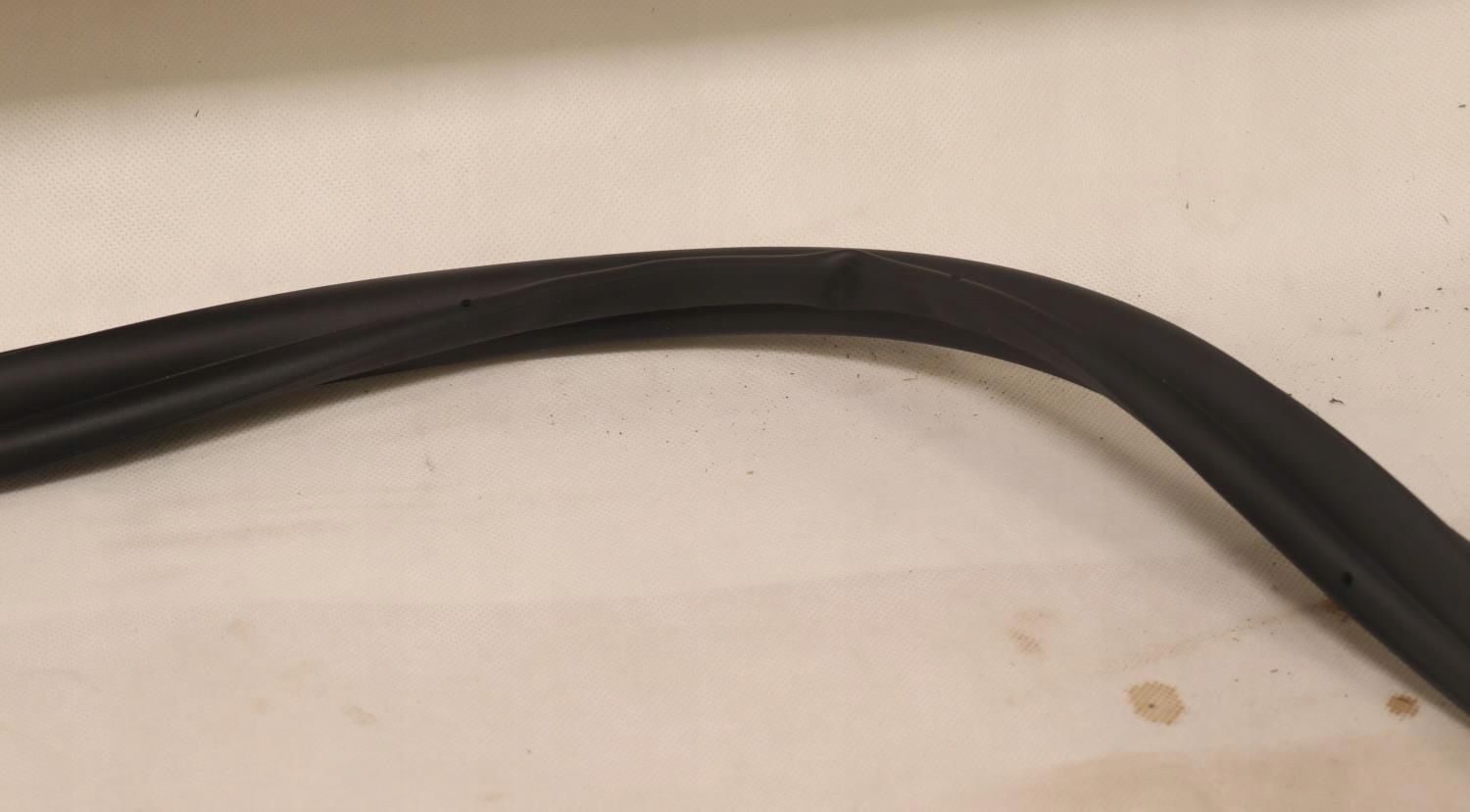 Oryginalna USZCZELKA KLAPY TYLNEJ TESLA MODEL 3 1091069-00-E