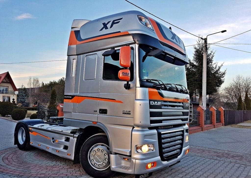 NAKLEJKA z napisem na pojeździe DAF XF 105 95 NAKLEJKA Z EDYCJI SPECJALNEJ