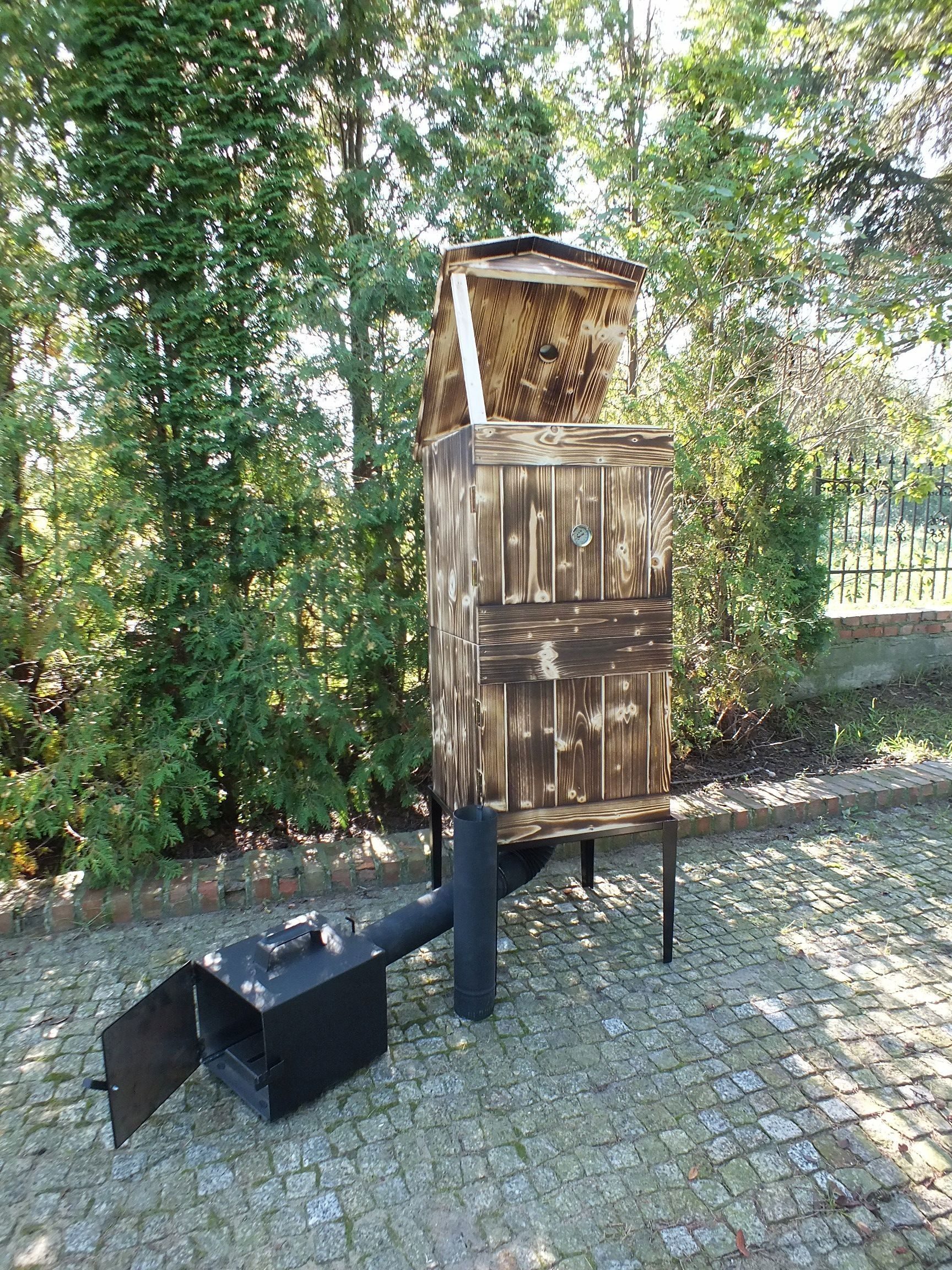 Zestaw wędzarni grillowej Wędzarnia XXXL GARDEN w zestawie składającym się z haków paleniskowych, rur itp. wykonanych z drewna. Ręcznie wykonany projekt 6