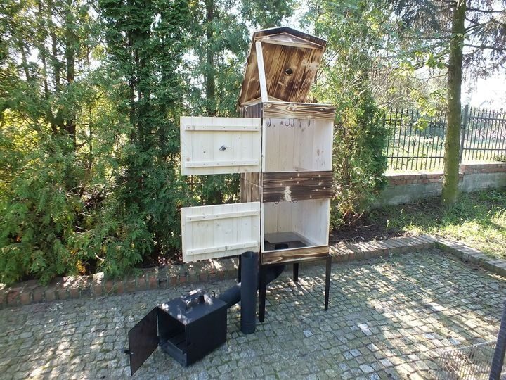 Zestaw wędzarni grillowej Wędzarnia XXXL GARDEN w zestawie składającym się z haków paleniskowych, rur itp. wykonanych z drewna. Ręcznie wykonany projekt 6