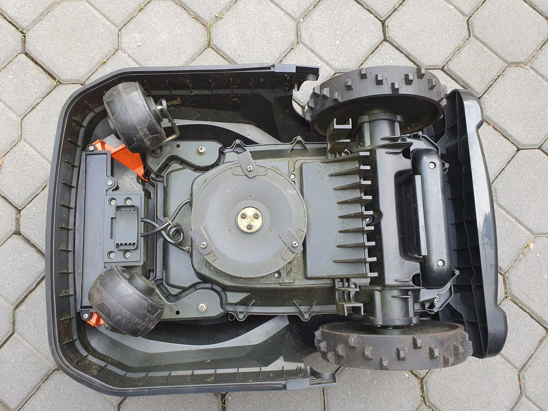 YARD FORCE SA900ECO ROBOTMAAIER defect voor reserveonderdelen