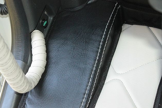 Handgefertigte TEPPICHFUSSMATTE VOLVO FH4 FH5 LEDER BEIGE Fußmatten Teppich Komplettset Leder Beige Komplettset mit Türverkleidungsgriff Starterset