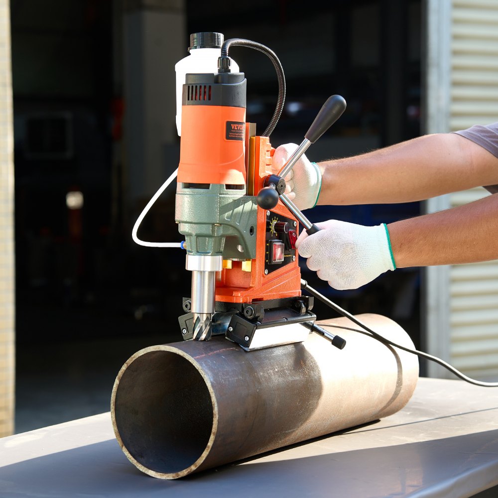 Perceuse magnétique 1400 W 50 mm de diamètre, direction réversible, perceuse magnétique pour surfaces métalliques, carottier électrique avec 11 forets pour bricolage industriel, orange Perceuse magnétique 1400 W 50 mm de diamètre, direction réversible, perceuse magnétique pour surfaces métalliques, carottier électrique avec 11 forets pour bricolage industriel, orange