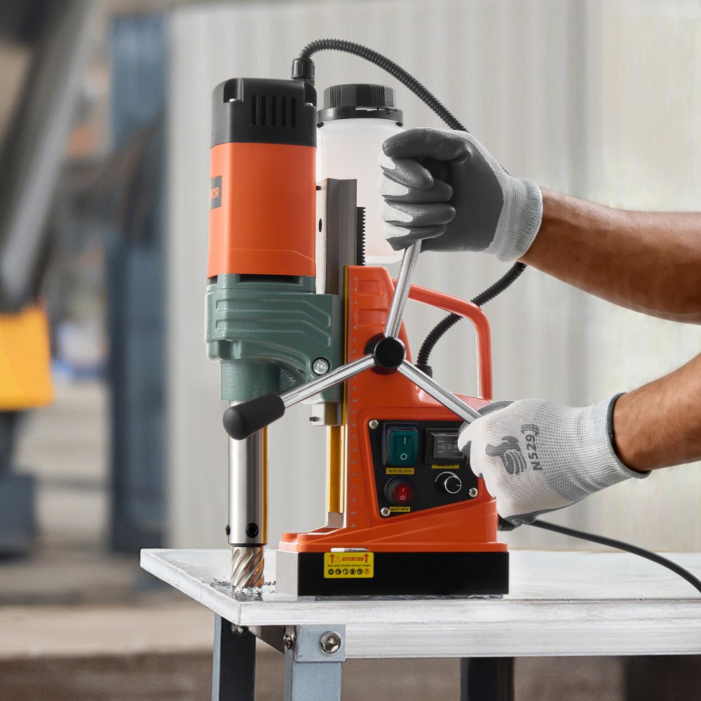 Perceuse magnétique, moteur 1450 W, diamètre de carottage 50 mm, force magnétique 13 000 N, carottage électrique avec 6 carottages, vitesse variable, foret pour surfaces métalliques Perceuse magnétique, moteur 1450 W, diamètre de carottage 50 mm, force magnétique 13 000 N, carottage électrique avec 6 carottages, vitesse variable, foret pour surfaces métalliques