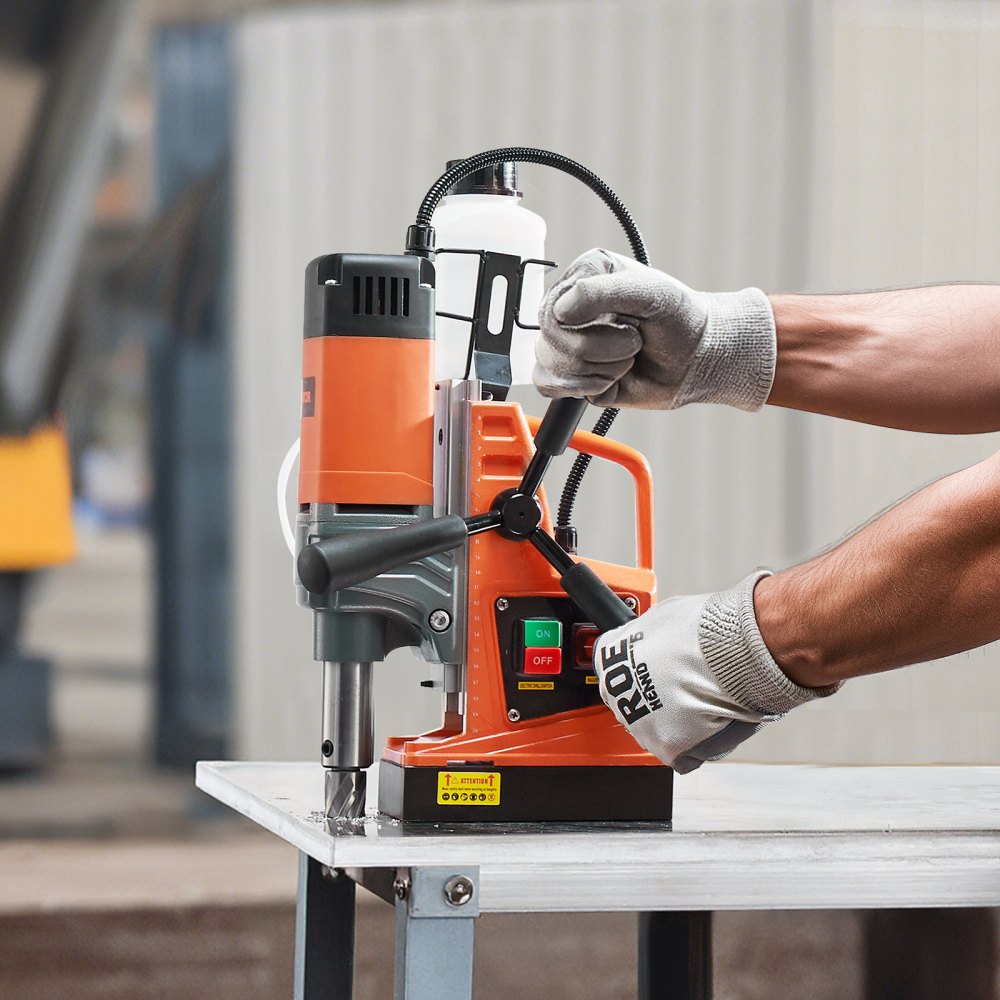 Professionele kernboormachine magneetboormachine 1300 W, kernboormachine magneetboorunit 13000 N 40 mm, 810 rpm magneetkernboorsysteem voor scheepsbouw, bruggenbouw, windenergieopwekking Professionele kernboormachine magneetboormachine 1300 W, kernboormachine magneetboorunit 13000 N 40 mm, 810 rpm magneetkernboorsysteem voor scheepsbouw, bruggenbouw, windenergieopwekking