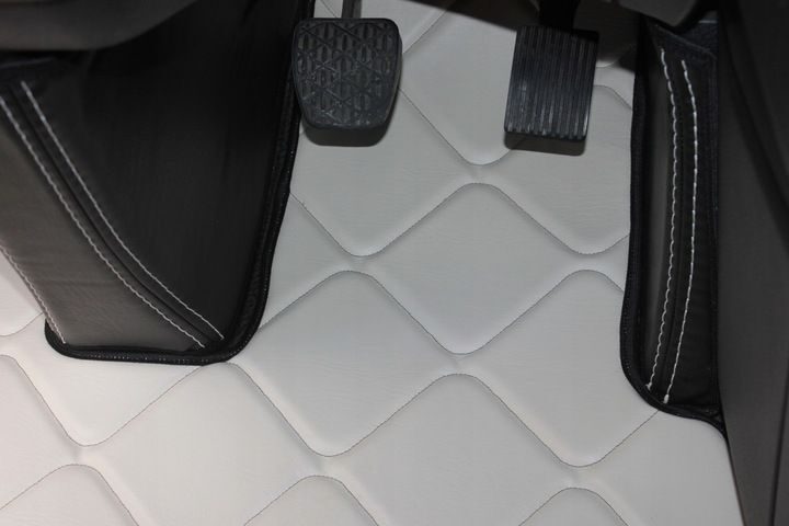 Handgefertigter Mercedes Actros MP4 Fußmatten Teppich Komplettset Leder Beige Komplettset mit Türverkleidungsgriff Starterset