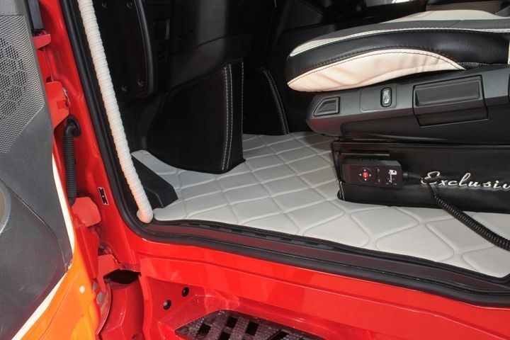 Handgefertigter Mercedes Actros MP4 Fußmatten Teppich Komplettset Leder Beige Komplettset mit Türverkleidungsgriff Starterset