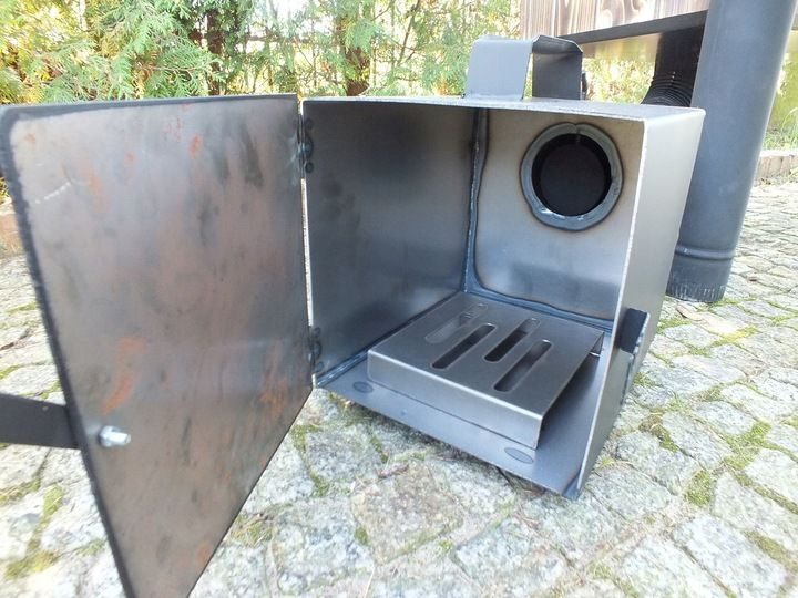 Zestaw wędzarni grillowej Wędzarnia XXXL GARDEN w zestawie składającym się z haków paleniskowych, rur itp. wykonanych z drewna. Ręcznie wykonany projekt 6