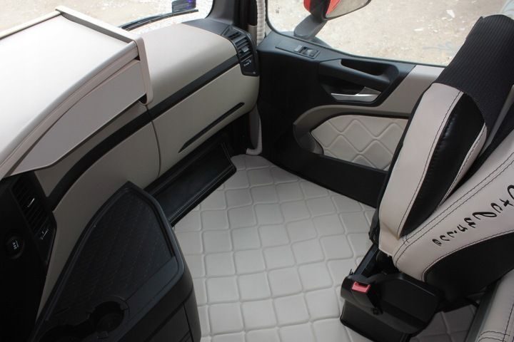 Handgefertigter Mercedes Actros MP4 Fußmatten Teppich Komplettset Leder Beige Komplettset mit Türverkleidungsgriff Starterset