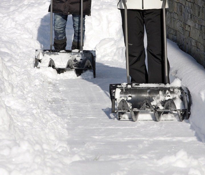 Schneepflug mit Schneckenschredder und Schneeschaufel 60 cm