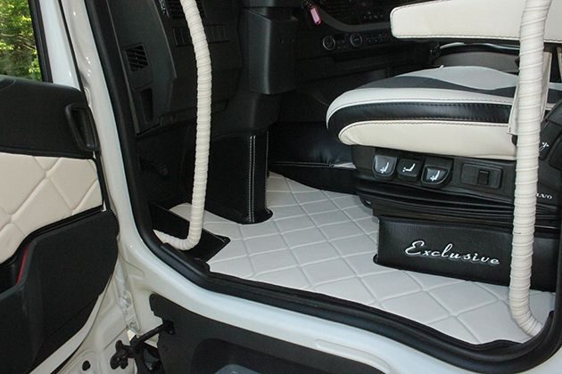 Handgefertigte TEPPICHFUSSMATTE VOLVO FH4 FH5 LEDER BEIGE Fußmatten Teppich Komplettset Leder Beige Komplettset mit Türverkleidungsgriff Starterset