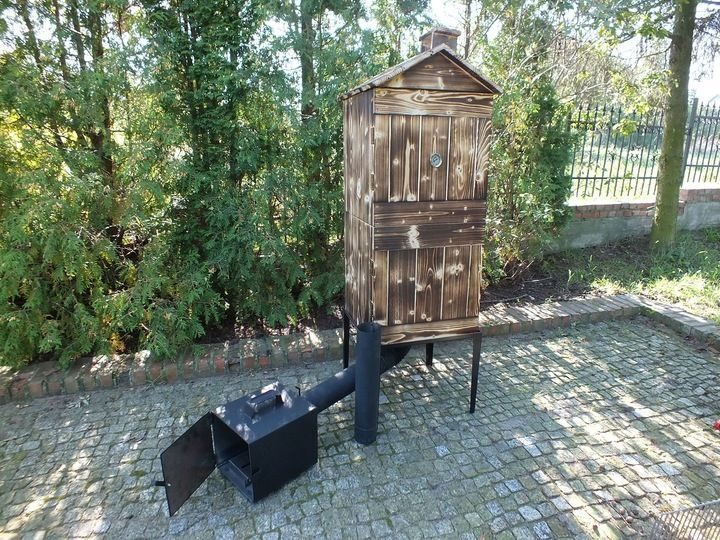 Zestaw wędzarni grillowej Wędzarnia XXXL GARDEN w zestawie składającym się z haków paleniskowych, rur itp. wykonanych z drewna. Ręcznie wykonany projekt 6