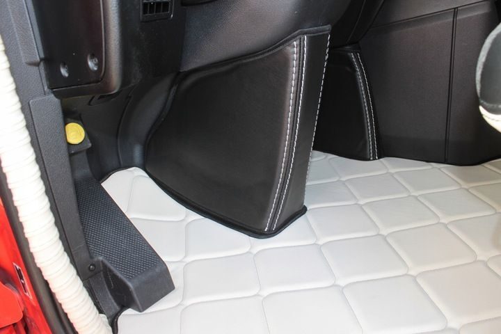 Handgefertigter Mercedes Actros MP4 Fußmatten Teppich Komplettset Leder Beige Komplettset mit Türverkleidungsgriff Starterset