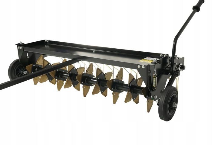 Wertykulator aeratorowy 2 w 1 Kompletny zestaw z przyczepą do traktorka trawnikowego z regulacją wysokości Wertykulator aeratorowy 2 w 1 Kompletny zestaw z przyczepą do traktorka trawnikowego z regulacją wysokości