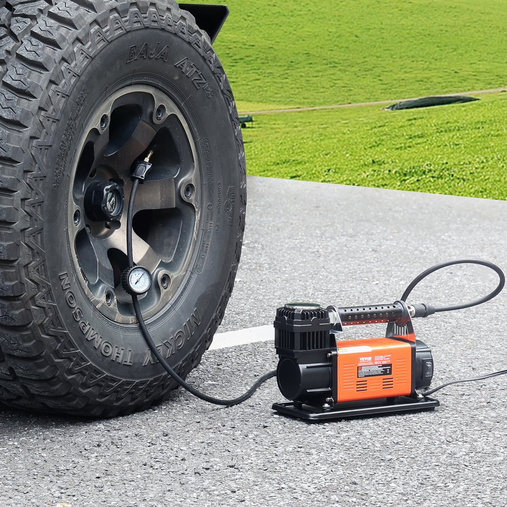 Tragbarer 12-V-Reifenfüller, 7,06 CFM Hochleistungs-Luftkompressor, 150 PSI Off-Road-Luftpumpe mit Adaptern für Auto, SUV, Wohnmobil, LKW – inklusive 6,5-Fuß-Netzkabel, 26-Fuß-Luftschlauch mit Manometer, Tragetasche